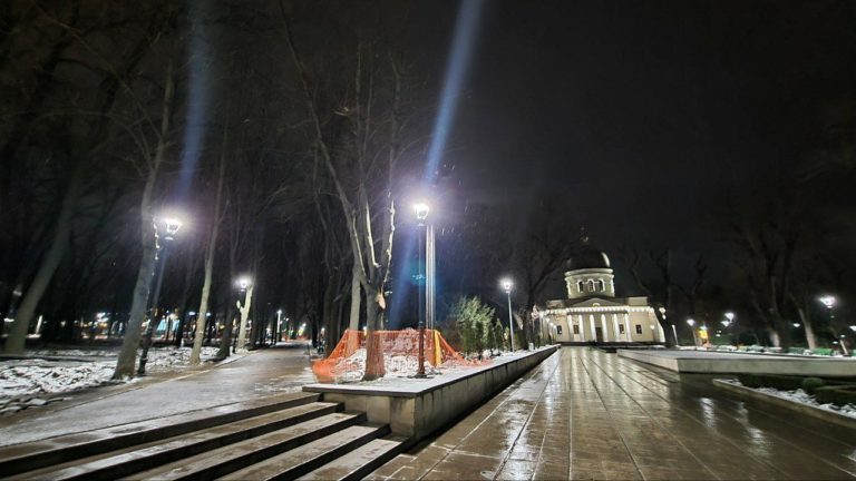 (ФОТО) В сквере Кафедрального собора в Кишинёве подключили новое освещение