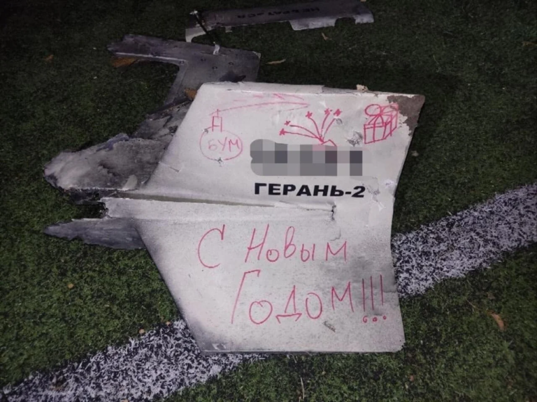 В новогоднюю ночь Россия обстреляла Киев дронами-камикадзе. На одном из них написали «с Новым годом»