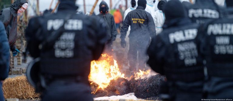На западе Германии столкновения полиции и экоактивистов — они выступают против добычи бурого угля