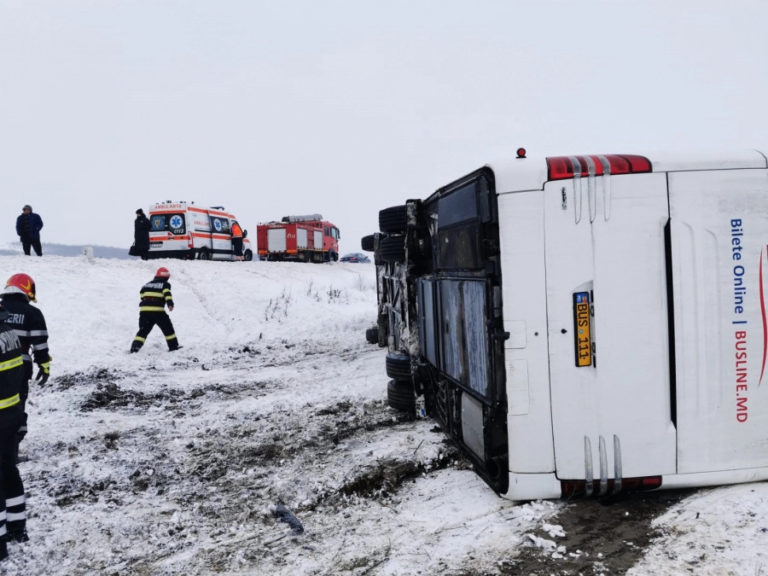 (ФОТО/ВИДЕО) В Румынии перевернулся автобус с молдавскими гражданами, несколько человек пострадали
