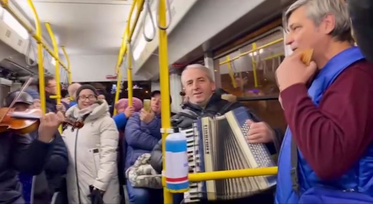 (ВИДЕО) Наист Константин Москович «дал концерт» в кишинёвском троллейбусе