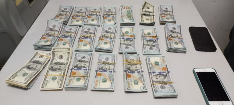 Пытался провезти в Молдову $100 тысяч, но был задержан в аэропорту Кишинёва