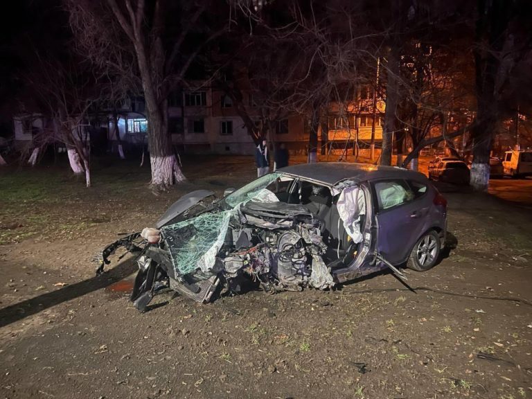 (ФОТО) В Кишинёве в ДТП погиб 24-летний водитель автомобиля