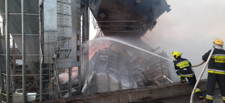 (ФОТО) В порту Джурджулешты загорелся и обрушился резервуар со шротом подсолнечника