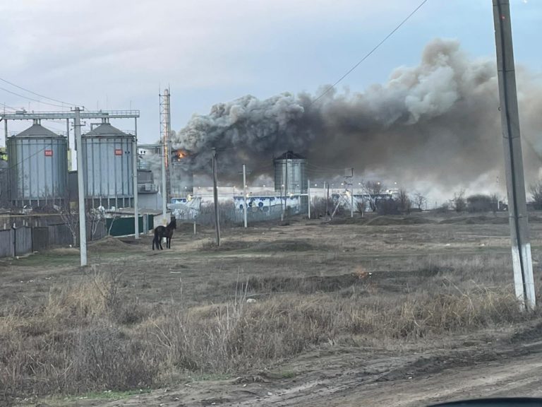 (ФОТО) В порту Джурджулешты снова загорелся резервуар со шротом подсолнечника