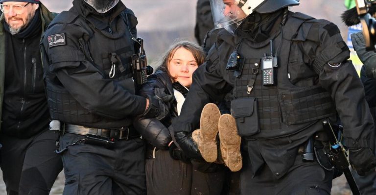 (ФОТО) В Германии задержали экоактивистку Грету Тунберг