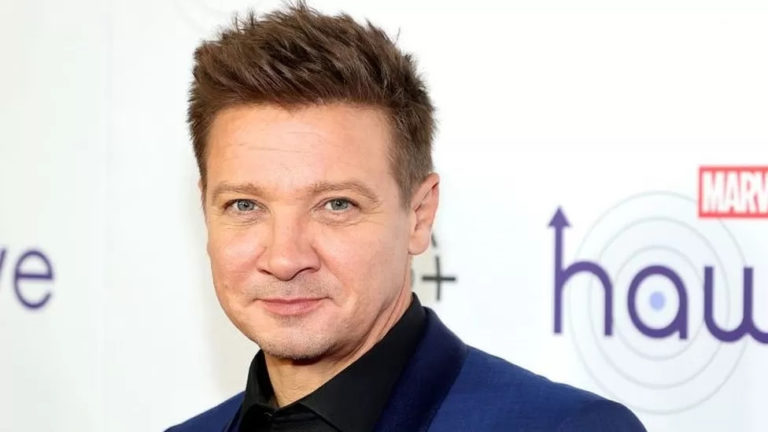(ФОТО) Актёр Джереми Реннер опубликовал первое селфи после аварии