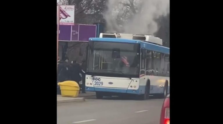 (ФОТО/ВИДЕО) В Бельцах загорелась крыша троллейбуса