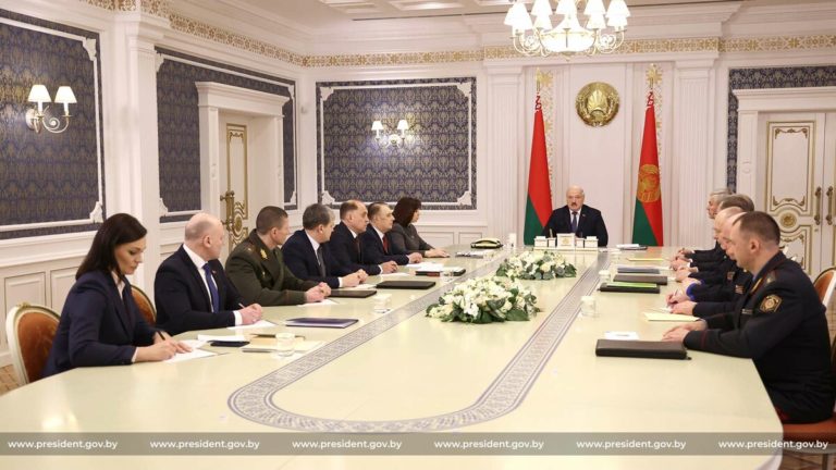 Лукашенко заявил, что Украина предлагает заключить пакт о ненападении. Зеленский всё отрицает