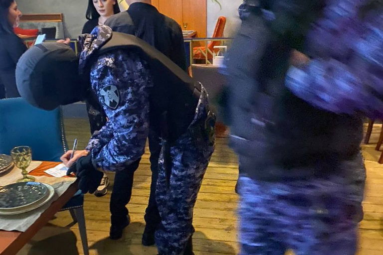В России супругов задержали за антивоенные высказывания прямо в ресторане