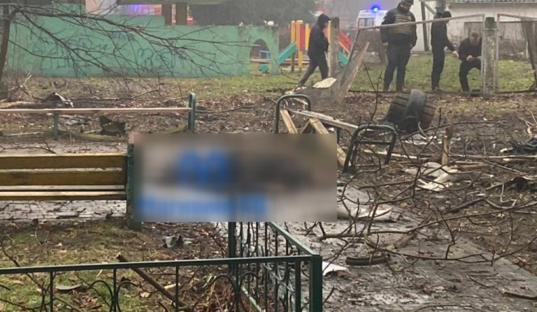 (ВИДЕО) Под Киевом горит детский сад, рядом с ним упал вертолёт