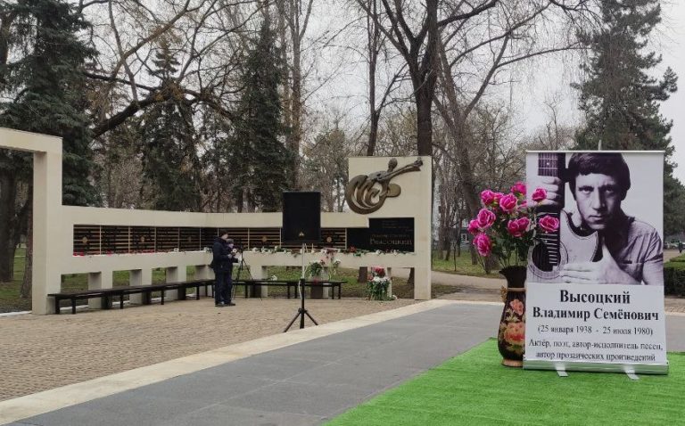 (ФОТО) В Бельцах почтили память Владимира Высоцкого — сегодня 85 лет со дня рождения поэта