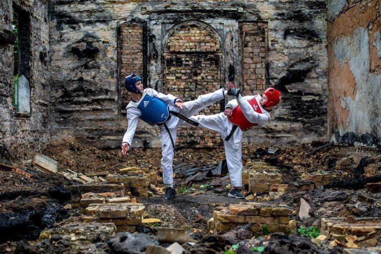 Зеленский опубликовал фото украинских спортсменов в разрушенных залах