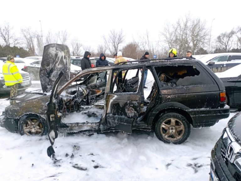 (ФОТО) На парковке у кишинёвского аэропорта загорелся автомобиль