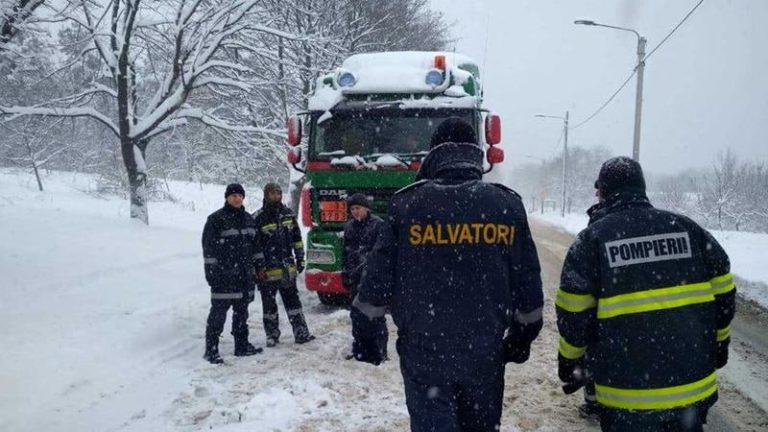 (ФОТО) Спасатели вытащили из снега 11 застрявших машин у таможни в Джурджулештах и скорую в Тараклии