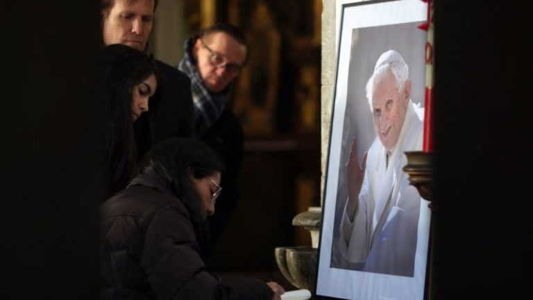 (ФОТО) Католики всего мира прощаются с бывшим Папой Римским Бенедиктом XVI