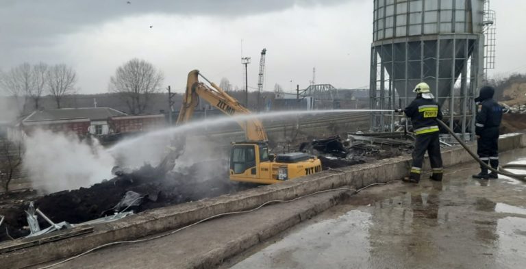 (ФОТО/ВИДЕО) В порту Джурджулешты четвёртый день тушат пожар, деятельность компании Danube Oil Company приостановили