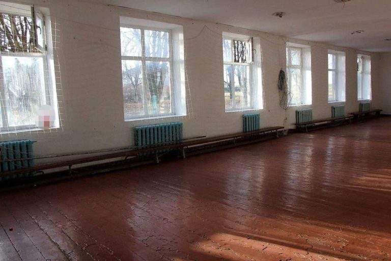 (ФОТО) В гимназии в Дрокиевском районе взломали окно и вынесли 5 ноутбуков