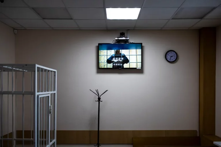 После проверки Навальному в камере установили освещение, от которого он может ослепнуть: «Спасибо, пацаны, удружили»