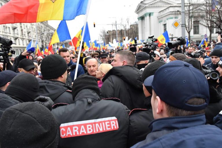 (ВИДЕО/ФОТО) Сторонники партии «Шор» вышли на митинг в столице, у полицейского заграждения произошла потасовка