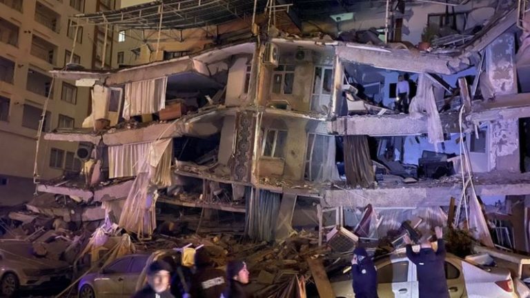 (ВИДЕО) В Турции и Сирии мощное землетрясение — более сотни погибших, под завалами люди