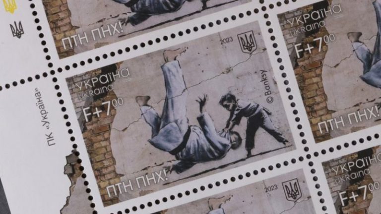 Украина выпустила почтовую марку с работой Бэнкси — на ней Путина-дзюдоиста побеждает маленький мальчик