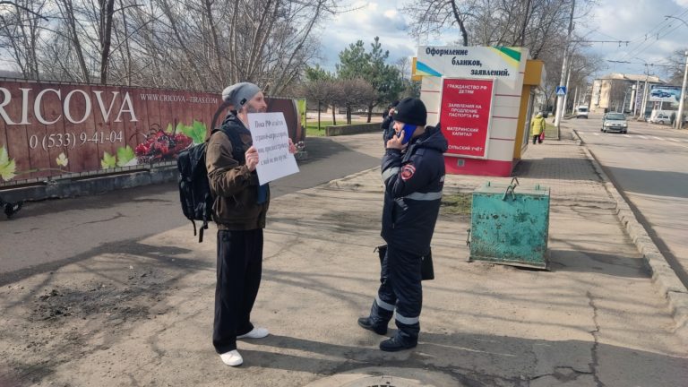 (ФОТО) В Приднестровье активист провел антивоенный пикет у консульства России