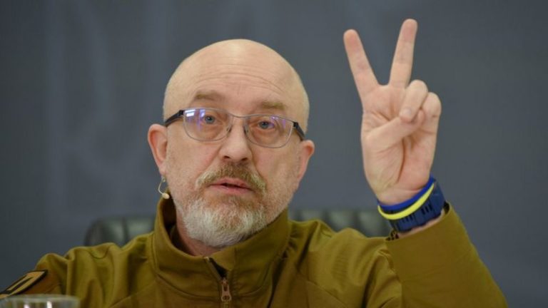 (ФОТО) В Украине сообщали о скорой отставке министра обороны, но на этой неделе кадровых изменений не будет