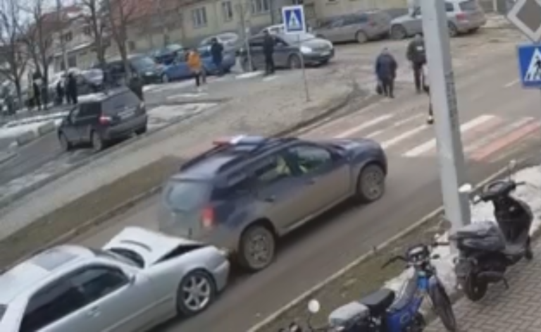 (ВИДЕО) В Кагуле автомобиль погранполиции пропускал пешехода, но в него въехали сзади