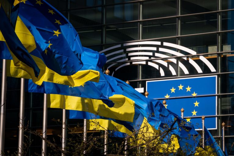 Европарламент призвал Еврокомиссию запустить переговоры о полноценной интеграции Украины