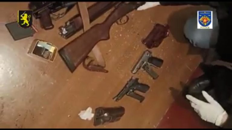 (ВИДЕО) У 14 человек по всей Молдове прошли обыски, у них изъяли боеприпасы и оружие