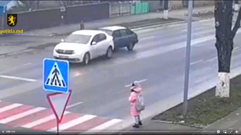 (ВИДЕО) В Оргееве водитель чуть не сбил ребенка и врезался в полицейскую машину