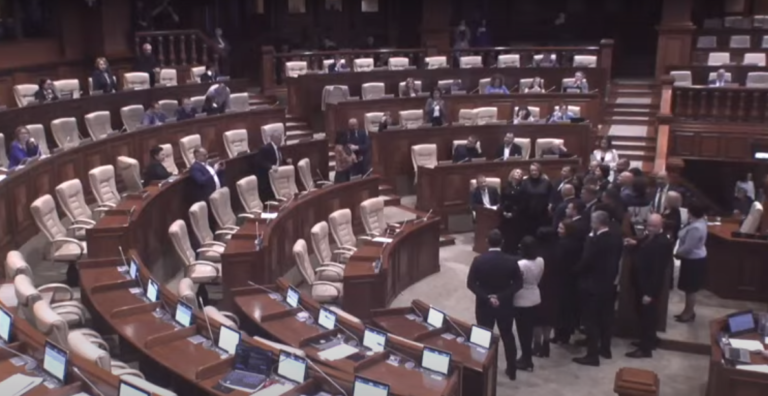 (ФОТО) Коммунисты и социалисты покинули зал заседаний парламента. Гросу: Цирк уйдет, и мы продолжим