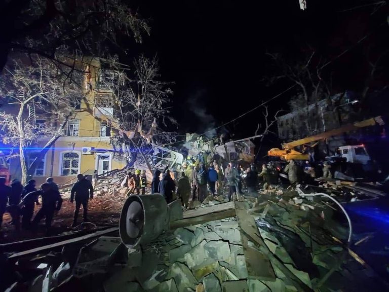 (ФОТО) Ракетный удар по Краматорску: 2 погибли, 21 ранен