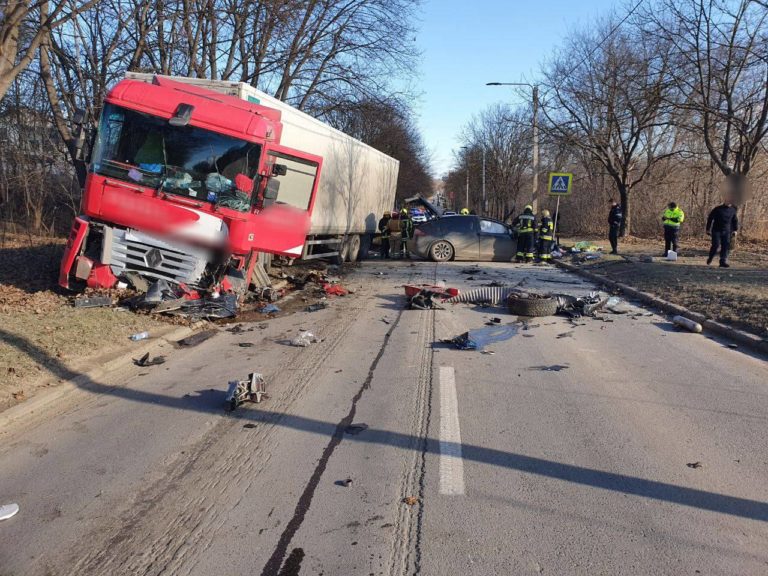 (ФОТО) В Кишинёве водитель Tesla врезался в фуру и погиб на месте