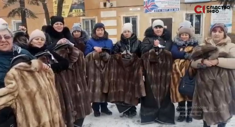 (ВИДЕО) «Вдовы Донбасса», которым дарили шубы, оказались массовкой, а шубы отобрали