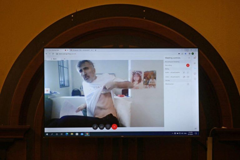 (ФОТО) Саакашвили принял участие в судебном заседании по видеосвязи, его состояние ухудшается