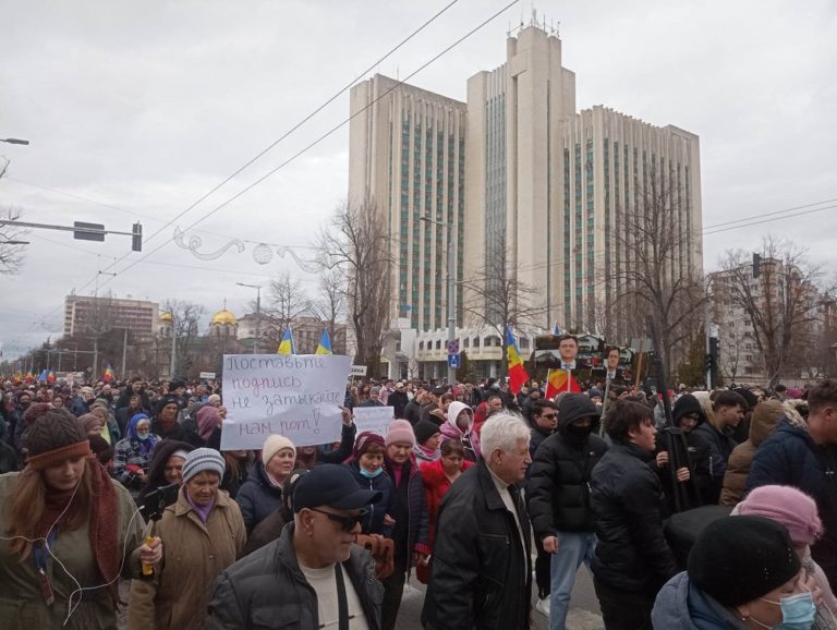 (ФОТО) Гимн Молдовы и коробки с голубями: в Кишинёве прошёл протест сторонников Шора