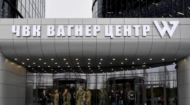 СМИ: В России Путин лично помиловал заключённых из «ЧВК Вагнера», чтобы отправить их на войну
