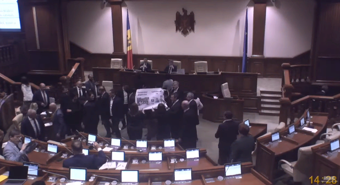 ФОТО) Коммунисты и социалисты покинули зал заседаний парламента. Гросу: Цирк  уйдет, и мы продолжим - Nokta