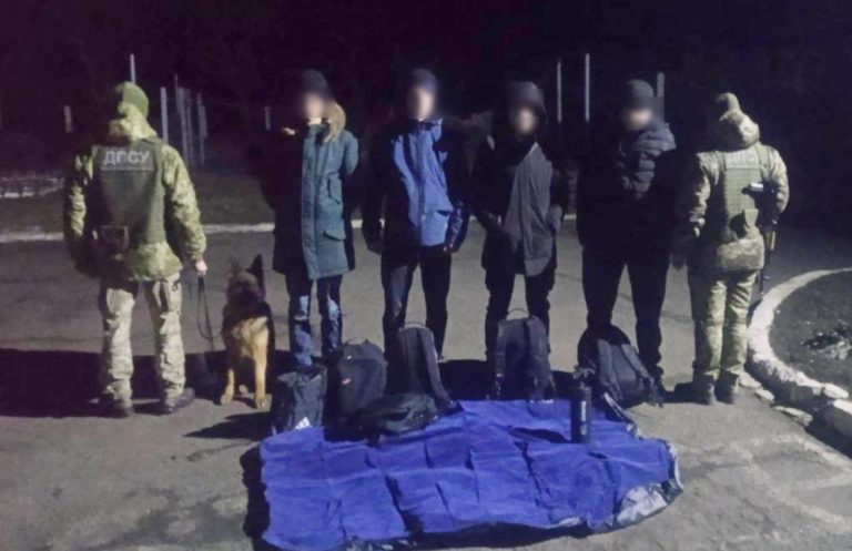 (ФОТО) В Украине задержали уклонистов, которые пытались попасть в Румынию на надувном матрасе
