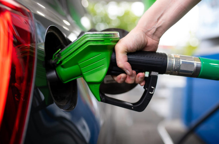 Цены на топливо на выходные: бензин и солярка немного подешевеют