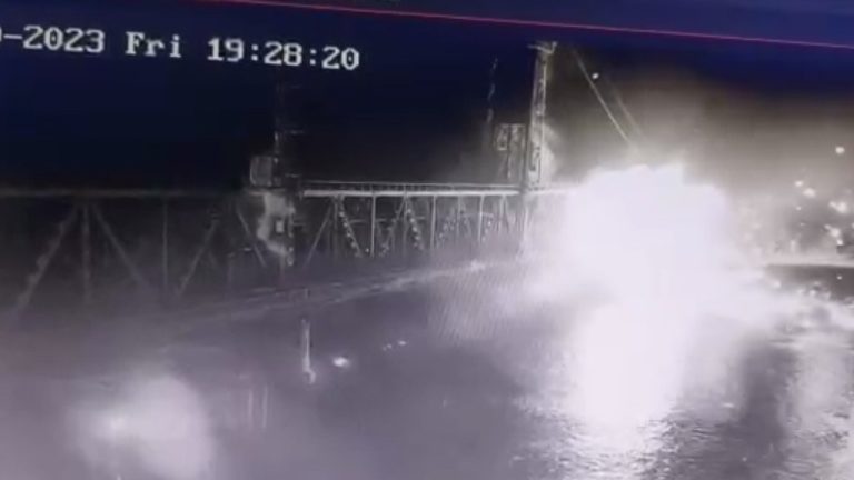 В телеграм-каналах РФ публикуют видео атаки по мосту в Затоке — что говорят власти Украины и СМИ о его подлинности
