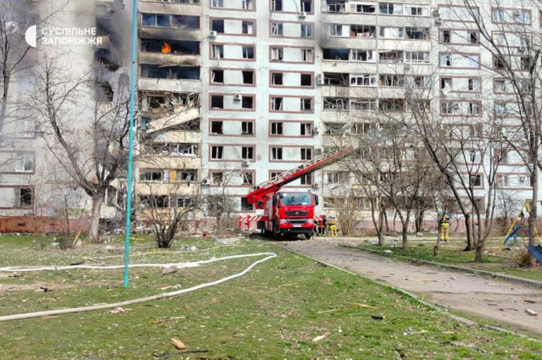(ВИДЕО) Россия ударила по Запорожью, ракета попала в жилой дом