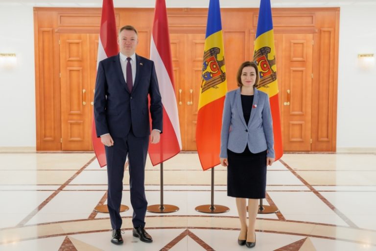 На встрече со спикером парламента Латвии Санду обсудила «тесное сотрудничество по делу о банковском мошенничестве»