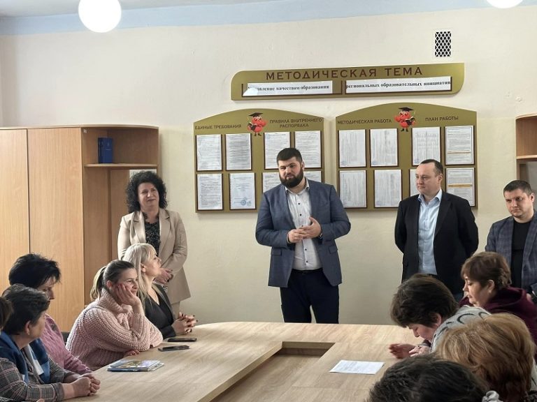 Учитель в политике: директор лицея агитировала своих подчиненных за кандидата в башканы. Так можно?