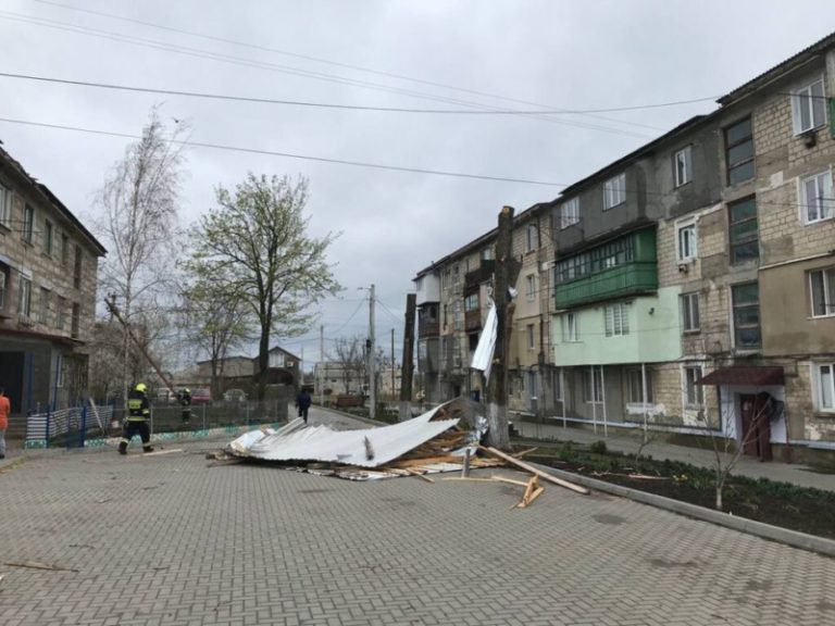 Пострадавшие от сильного ветра в Комрате получат деньги на восстановление кровли домов