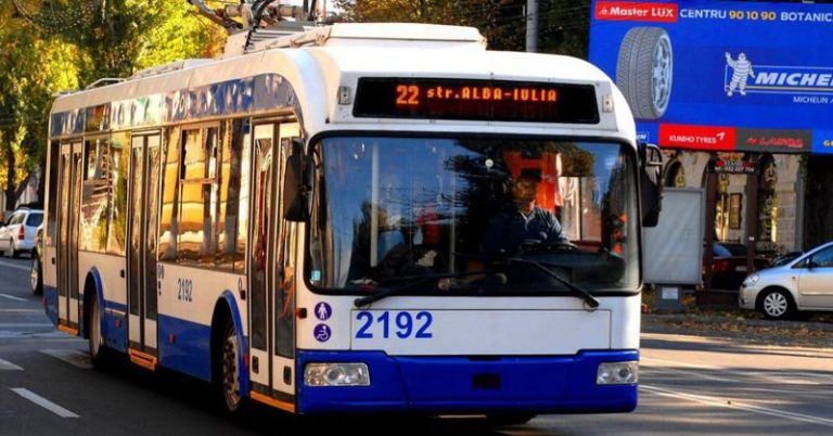 В Кишинёве женщина с ребёнком едва не попала под колёса троллейбуса