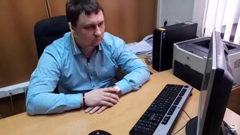 Депутата-коммуниста из Самары, который смотрел послание Путина с лапшой на ушах, обвинили в дискредитации российской армии