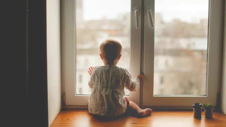 В Бельцах 4-летний ребёнок выпал из окна 7-го этажа